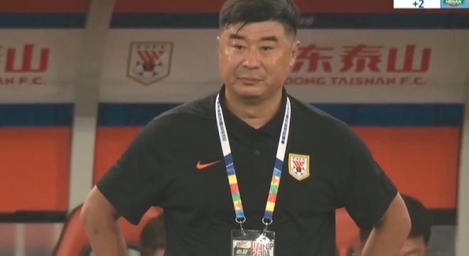 香港奴性十足,澳门媒体批评其双标:外国人光膀子大闹没事,内地人喝口水就挨罚!评论区一片怒火