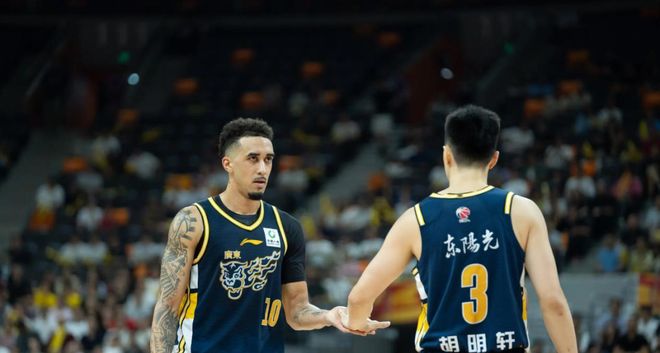 与杜锋水火不容?男篮强力中锋下家曝光,广东队惨遭重大打击!