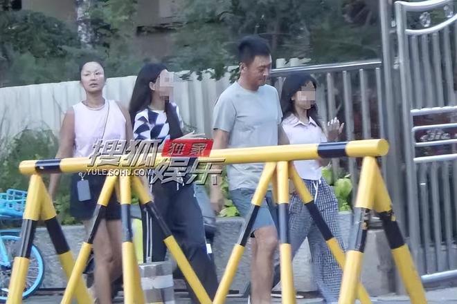 被要求补缴社保，老板在店门口滚屏抱怨，“选择员工需谨慎”