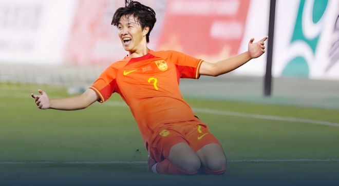 景甜未受彩礼事件影响,一袭红裙撑伞半遮面登上杂志封面