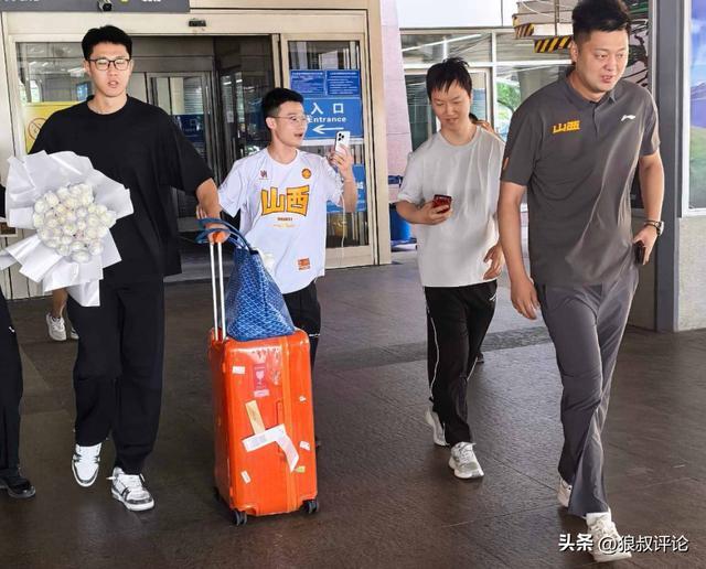 韩红风波升级!捐赠的救护车无牌照越野爬坡,官方回应大众不买账