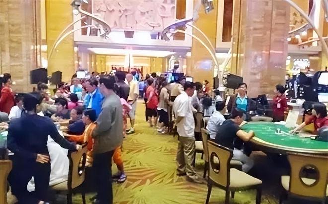 一审被判无期!67岁恒大老板许家印近照曝光:头发眉毛全白 体态微胖