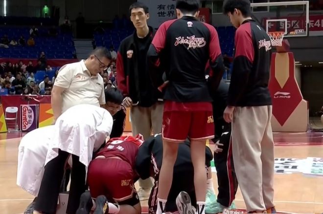 布伦森独扛45分！尼克斯时隔53年再捧NBA总冠军奖杯