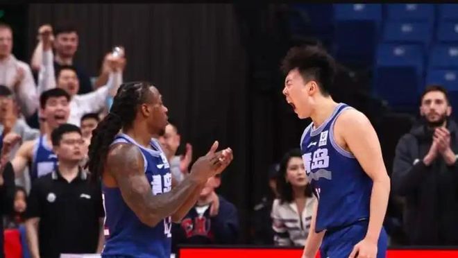 打开柜子,全是青春!前国脚尹鸿博空降郑州,陪球迷唠世界杯老物件