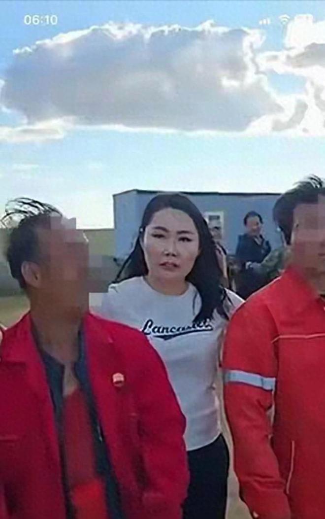 人民日报评!男子骑摩托被多次鸣笛,看完全程,才知真正的恶啥样