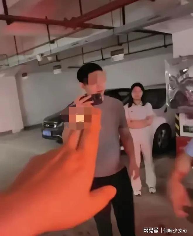 车宽逼近 2 米重 3 吨!巨型新能源车,快把城市车位干崩了