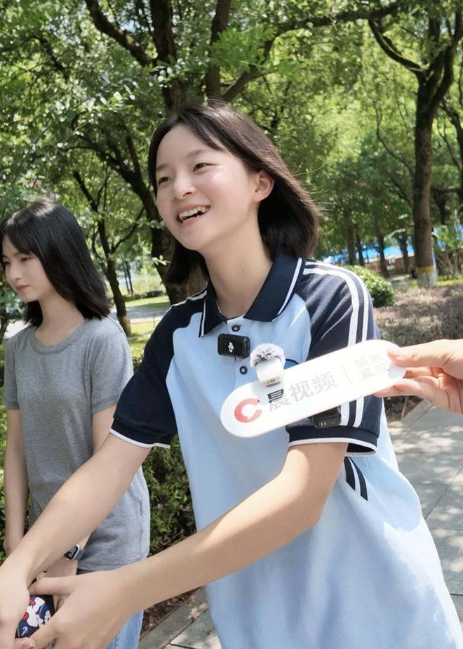 人民日报评!男子骑摩托被多次鸣笛,看完全程,才知真正的恶啥样