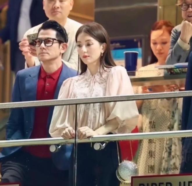 卢本伟与网红美女领证结婚！PDD旭旭宝宝送上祝福